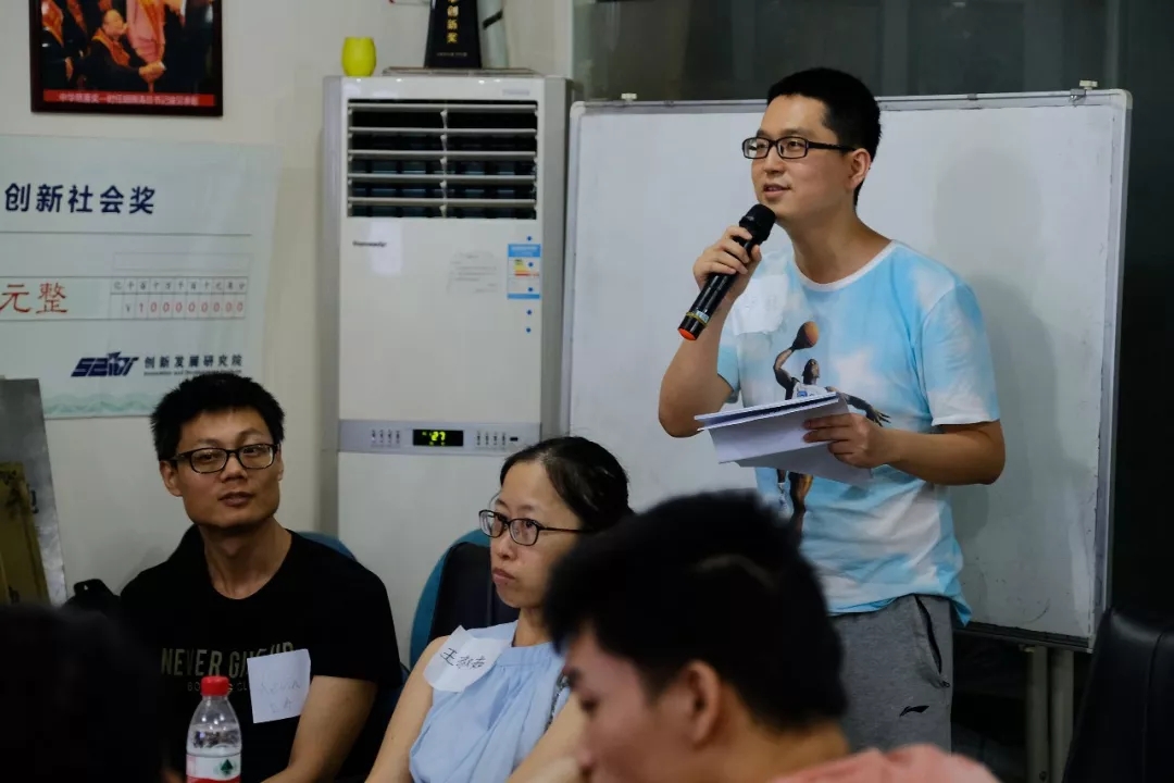 （图：视障者代表郑锐发言）